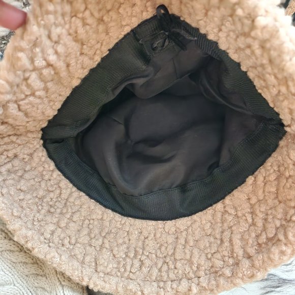 Two women's winter hats - Picture 7 of 8